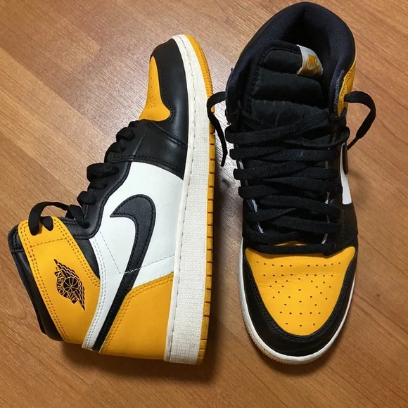 Nike Air Jordan 1 Retro - Picture 2 of 5